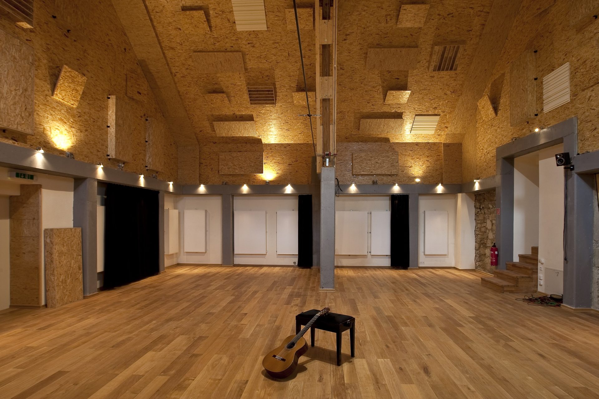 Leerer hölzerner Konzertsaal mit Stühlen und Bühne