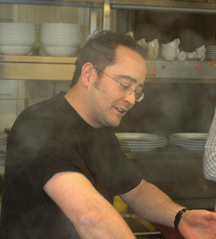 Musiker, der in einer Küchen- oder Studioumgebung arbeitet.